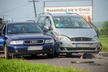 Zderzenie czterech aut na drodze w kierunku Łomży
