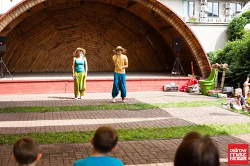 Klauniaki zabrały dzieci w świat zabawy (zdjęcia, wideo)