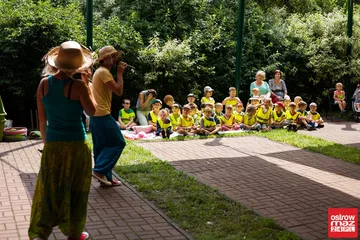 Klauniaki zabrały dzieci w świat zabawy (zdjęcia, wideo)