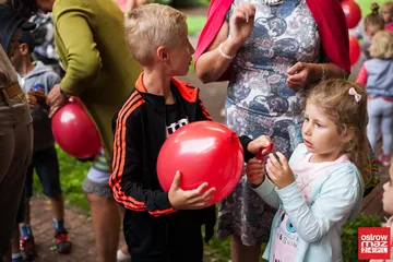 Zabawa dzieci z okazji Dnia Czerwonego Kapturka (zdjęcia, wideo)