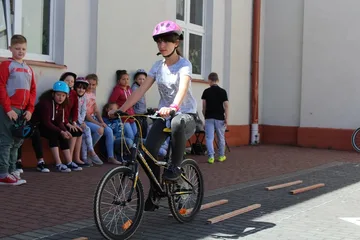 Uczniowie "jedynki" z kartami rowerowymi (zdjęcia)
