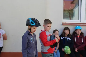 Uczniowie "jedynki" z kartami rowerowymi (zdjęcia)