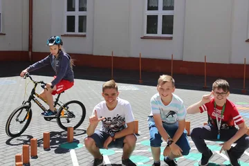 Uczniowie "jedynki" z kartami rowerowymi (zdjęcia)