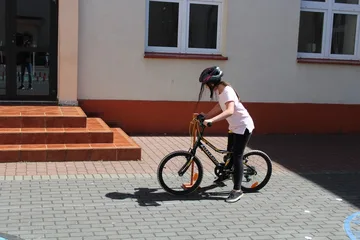 Uczniowie 'jedynki' z kartami rowerowymi (zdjęcia)