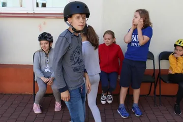 Uczniowie 'jedynki' z kartami rowerowymi (zdjęcia)