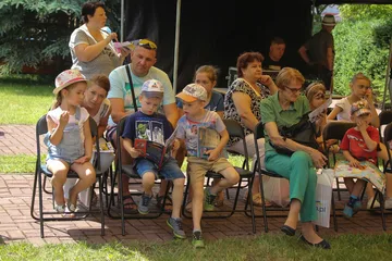 Zabawa z Teatrem Narwal podczas Pikniku z Książką (zdjęcia)