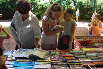 Zabawa z Teatrem Narwal podczas Pikniku z Książką (zdjęcia)