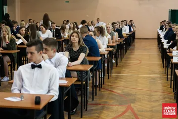 Abiturienci "Rubinka" zdają egzamin z języka polskiego (zdjęcia)