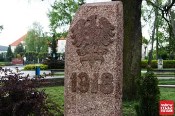 Obelisk wrócił pod Dąb Wolności (zdjęcia)