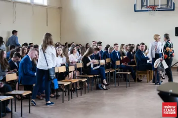 Maturzyści "Ekonomika" pożegnali szkolne mury (zdjęcia, wideo)