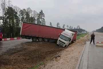 Ciężarówka w rowie. Utrudnienia na krajowej ósemce (zdjęcia)