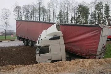 Ciężarówka w rowie. Utrudnienia na krajowej ósemce (zdjęcia)