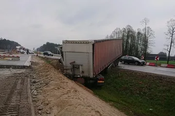 Ciężarówka w rowie. Utrudnienia na krajowej ósemce (zdjęcia)