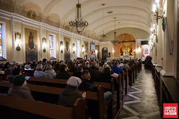 Liturgia Męki Pańskiej w Komorowie i Ostrowi Mazowieckiej (zdjęcia, wideo)