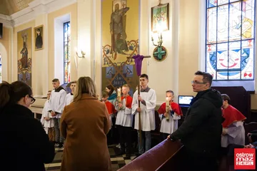 Liturgia Męki Pańskiej w Komorowie i Ostrowi Mazowieckiej (zdjęcia, wideo)