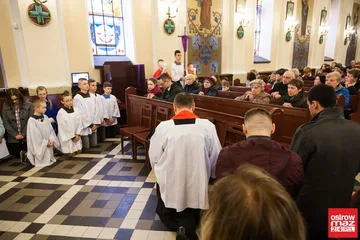 Liturgia Męki Pańskiej w Komorowie i Ostrowi Mazowieckiej (zdjęcia, wideo)