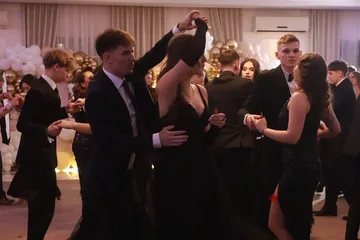 Studniówka uczniów "Ekonomika". Niezapomniana noc w Maciejowej Chacie (zdjęcia, wideo)