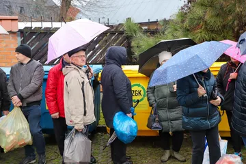 Ponad 200 choinek trafiło do mieszkańców Ostrowi! Ekologiczna akcja zakończona sukcesem! (zdjęcia)