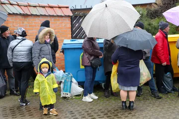 Ponad 200 choinek trafiło do mieszkańców Ostrowi! Ekologiczna akcja zakończona sukcesem! (zdjęcia)