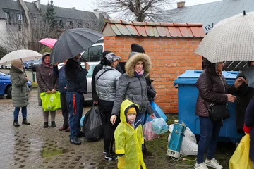 Ponad 200 choinek trafiło do mieszkańców Ostrowi! Ekologiczna akcja zakończona sukcesem! (zdjęcia)