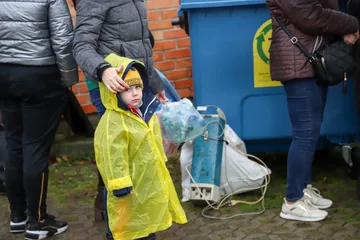 Ponad 200 choinek trafiło do mieszkańców Ostrowi! Ekologiczna akcja zakończona sukcesem! (zdjęcia)