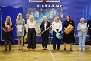 Były łzy wzruszenia i głośne brawa. Pierwszoklasiści z "Dwójki" oficjalnie zostali uczniami (zdjęcia)