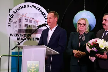 Uroczyste otwarcie nowej szkoły. To już tętniące życiem serce edukacji w Ostrowi (zdjęcia, wideo)