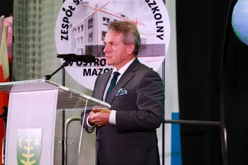 Uroczyste otwarcie nowej szkoły. To już tętniące życiem serce edukacji w Ostrowi (zdjęcia, wideo)
