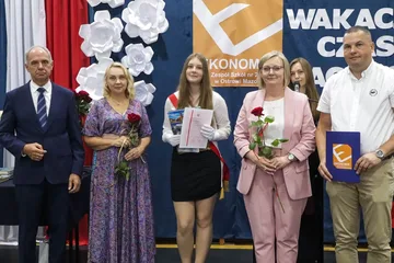 Wakacje czas start! Uroczyste zakończenie roku szkolnego w ostrowskim "Ekonomiku" (zdjęcia)