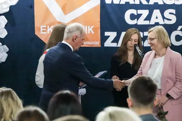 Wakacje czas start! Uroczyste zakończenie roku szkolnego w ostrowskim "Ekonomiku" (zdjęcia)