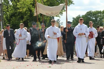 Wierni wyszli na ulice Ostrowi. Procesje Bożego Ciała przyciągnęły tłumy