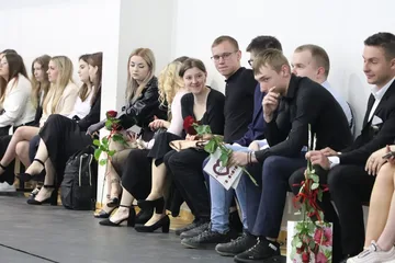 Abiturienci z ostrowskiego "Rubinka" pożegnali szkołę (zdjęcia)