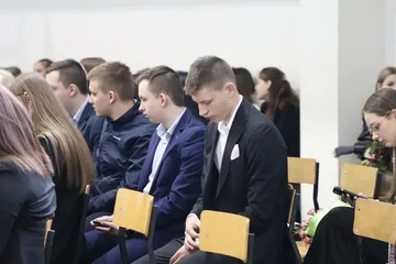 Abiturienci z ostrowskiego "Rubinka" pożegnali szkołę (zdjęcia)