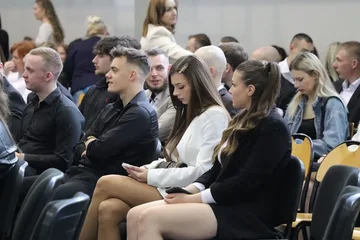 Abiturienci z ostrowskiego "Rubinka" pożegnali szkołę (zdjęcia)