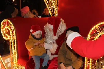 Magiczny początek świąt w Ostrowi Mazowieckiej. Zapalenie choinki rozświetliło miasto! (zdjęcia)