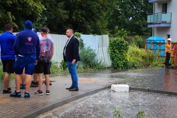Nowa szkoła przy ulicy Partyzantów zalana. "Nie pozwolę na zagrożenie dla dzieci" mówi burmistrz (zdjęcia, wideo)