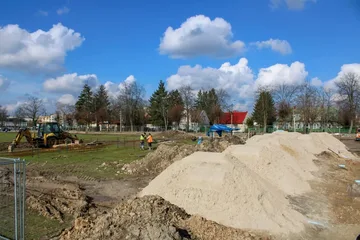 Powiat Ostrowski buduje nowoczesne boisko wielofunkcyjne! (zdjęcia)