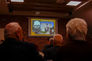 Andrzej Mierzwiński poprowadził zebranych przez "Ścieżki historii i tradycji" (zdjęcia)