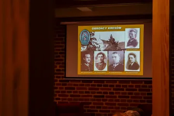 Andrzej Mierzwiński poprowadził zebranych przez "Ścieżki historii i tradycji" (zdjęcia)