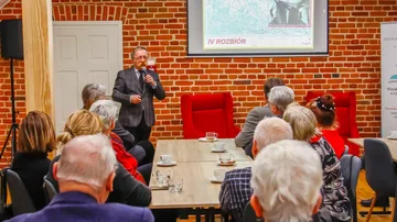 Andrzej Mierzwiński poprowadził zebranych przez "Ścieżki historii i tradycji" (zdjęcia)