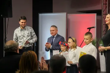 Dzieci i młodzież zaśpiewały w ramach piątkowego prologu przed Świętem Niepodległości (zdjęcia)