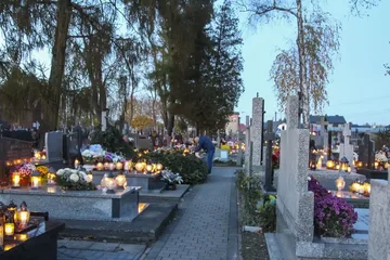 Zobacz niepowtarzalną atmosferę  ostrowskiego cmentarza w dniu Wszystkich Świętych na naszych zdjęciach