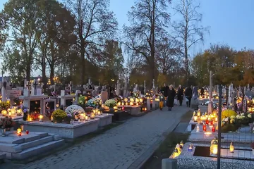 Zobacz niepowtarzalną atmosferę  ostrowskiego cmentarza w dniu Wszystkich Świętych na naszych zdjęciach