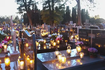 Zobacz niepowtarzalną atmosferę  ostrowskiego cmentarza w dniu Wszystkich Świętych na naszych zdjęciach