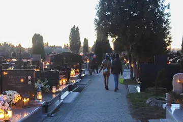 Zobacz niepowtarzalną atmosferę  ostrowskiego cmentarza w dniu Wszystkich Świętych na naszych zdjęciach