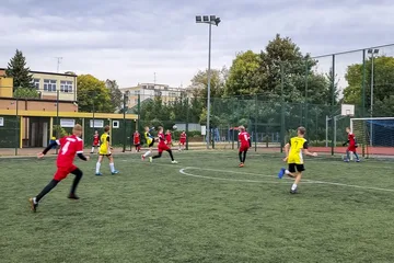 Młodzi adepci futbolu na ostrowskim Orliku (zdjęcia)