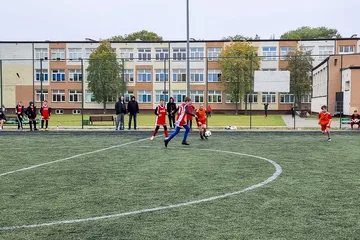 Młodzi adepci futbolu na ostrowskim Orliku (zdjęcia)