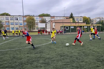 Młodzi adepci futbolu na ostrowskim Orliku (zdjęcia)