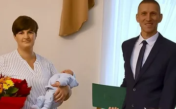  Tata odebrał poród w domu w Broku. Burmistrz złożył gratulacje (zdjęcia)