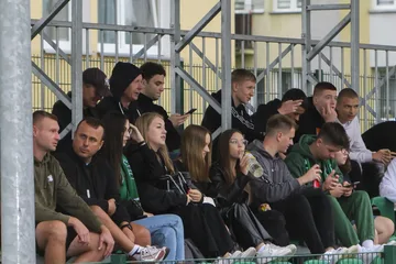 Trybuny pełne kibiców podczas meczu KS Ostrovia i GKS Opia Opinogóra (zdjęcia)